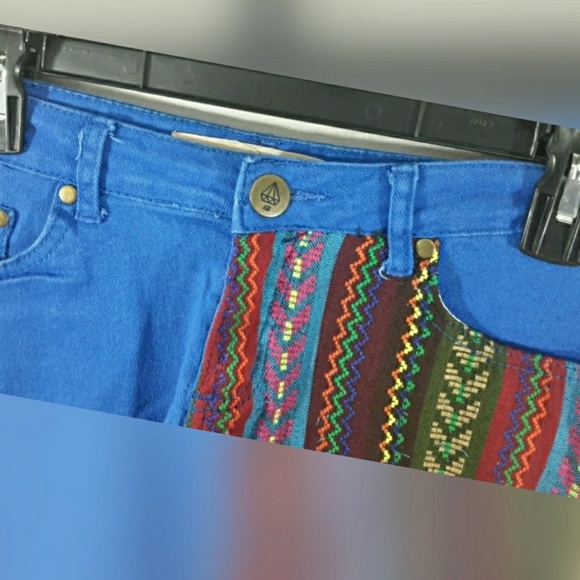 Reverse frayed bottom blue shorts - Picture 2 of 4